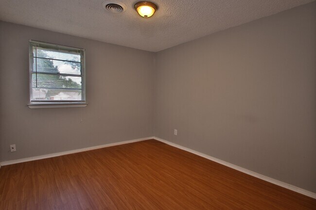 Building Photo - Large 3 bed/2 bath with BONUS ROOM in Yukon!