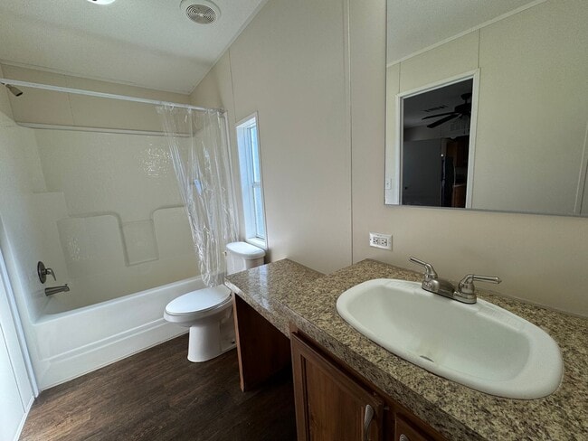 Building Photo - Remodeled 2 Bedroom, 2 Bathroom home in live Oak