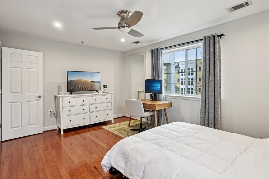 Building Photo - 4091 S Four Mile Run Dr