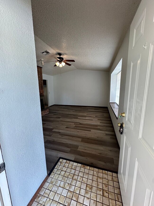 Building Photo - 2 Bedroom 1.5 Bath