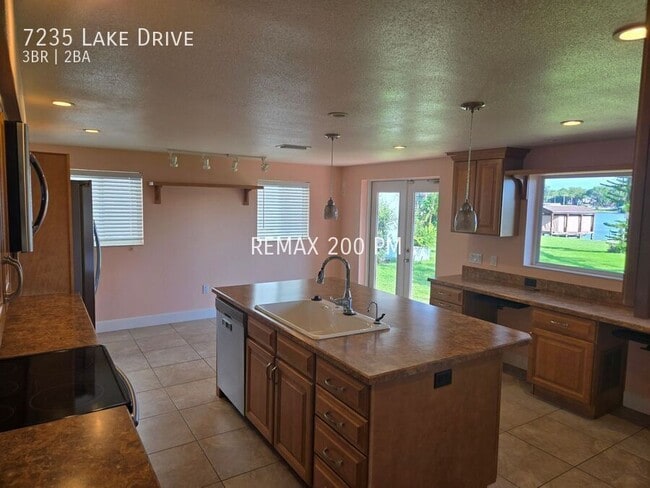 Building Photo - 7235 Lake Dr