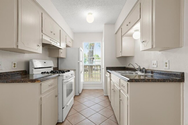 Building Photo - 1404 Valleyridge Cir