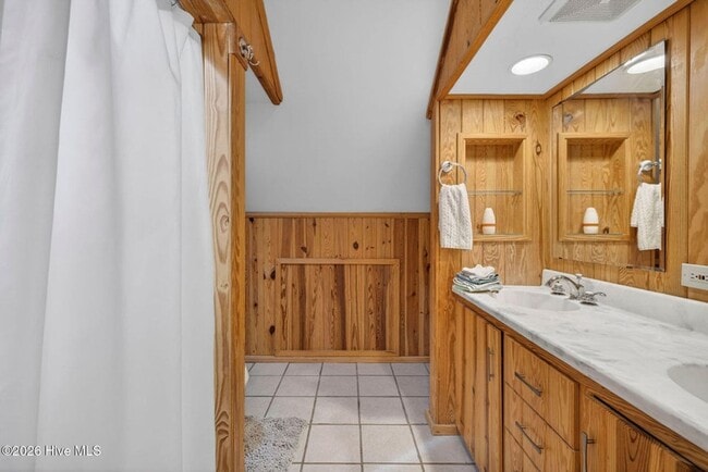 Building Photo - UNIQUE FURNISHED APARTMENTS WITH CUSTOM WOODWORK