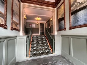 Building Photo - Vintage Charm - Top Floor NW Studio!