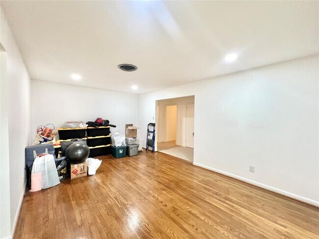 Building Photo - 5546 Beechnut St