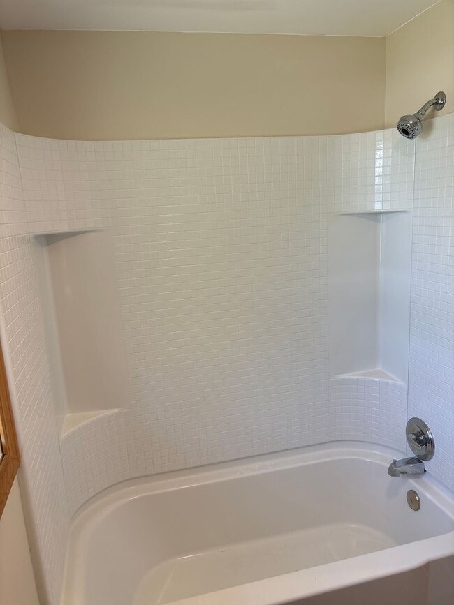 Building Photo - 2 Bedroom, 1.5 Bath Townhouse w/Garage in Camanche, IA