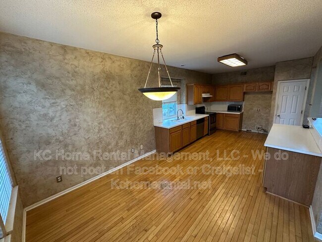 Building Photo - 9305 N Charlotte Ct