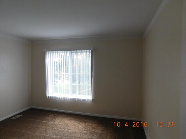 Building Photo - 444 N Fox Hills Dr