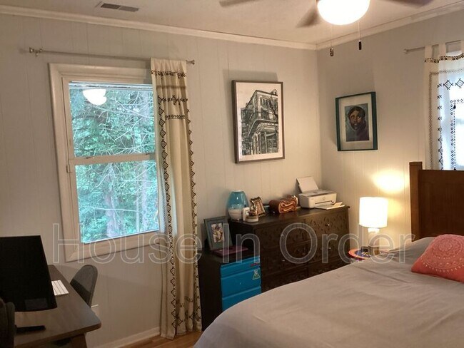 Building Photo - 23 Moore Ave