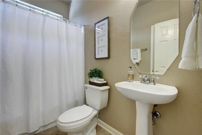 Building Photo - 1549 Homewood Cir