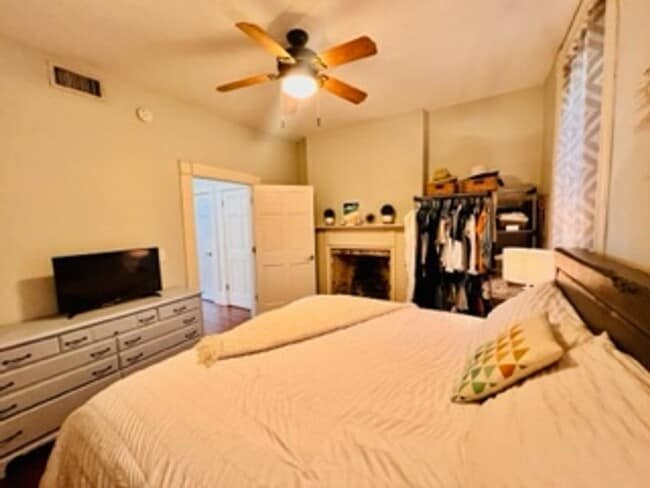 Building Photo - 227 W Broughton St