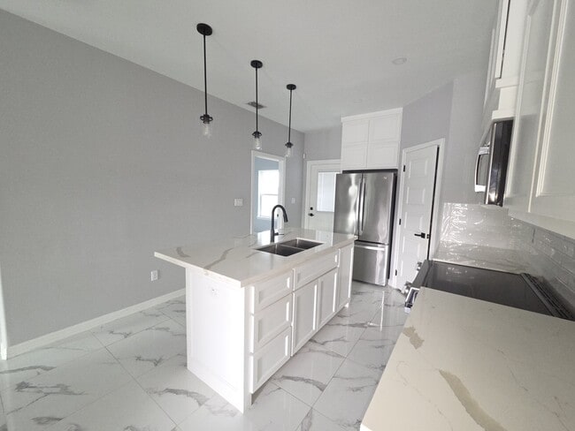 Building Photo - 1604 W B St