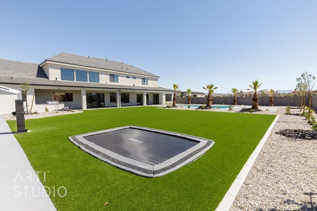 Building Photo - BRAND NEW Gorgeous 6 bed 7 bath with Pool ...