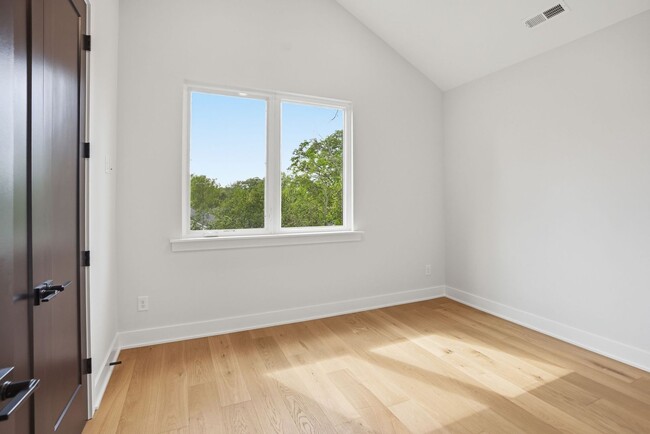 Building Photo - 144 Mattoon St