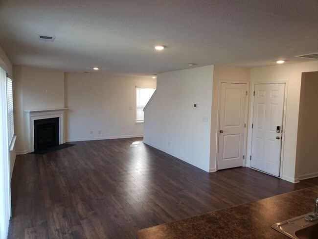 Building Photo - 3 Bedroom / 2.5 Bath Home Kingsport TN - Over 2100 Sq Foot!