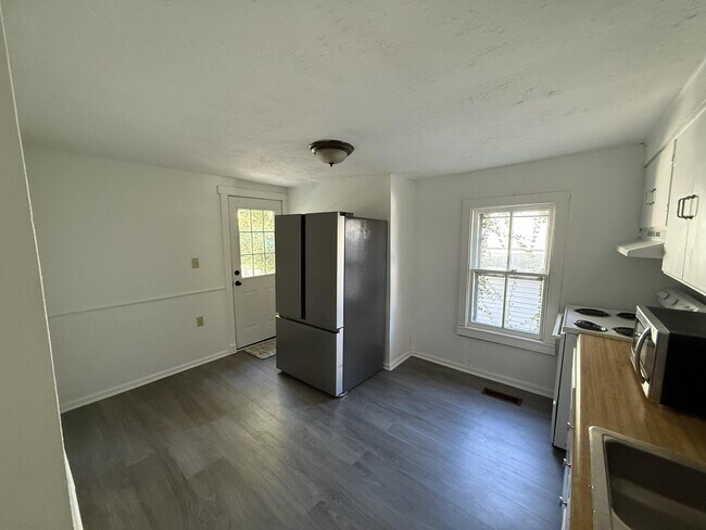 Building Photo - 404 Ewing St