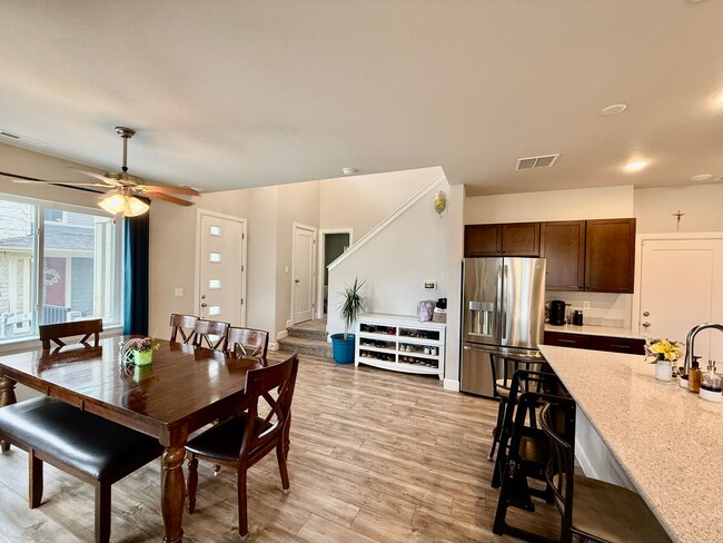 Building Photo - Beautiful Modern 3-Bedroom, 2.5 bath Townh...
