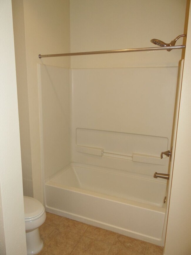 Building Photo - Spacious 4/2/2 home in south St Petersburg