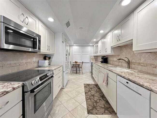 Building Photo - 4325 Gulf of Mexico Dr