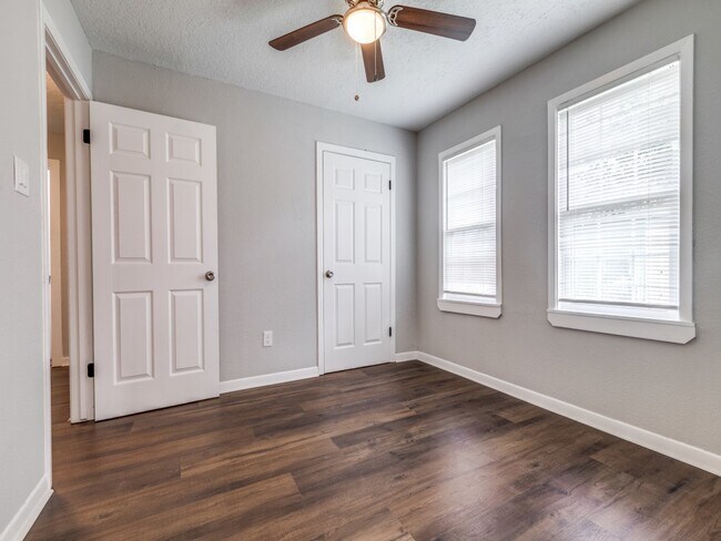 Building Photo - 411 Gober St