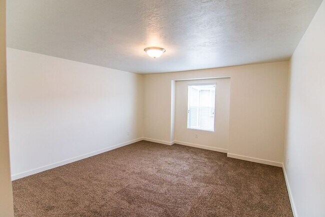 Building Photo - THE LOCHS! Gorgeous Townhome First Month Free
