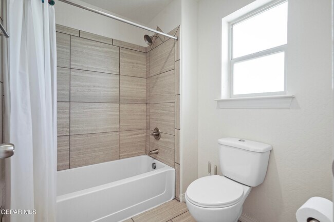 Building Photo - 212 S Manzanita Dr