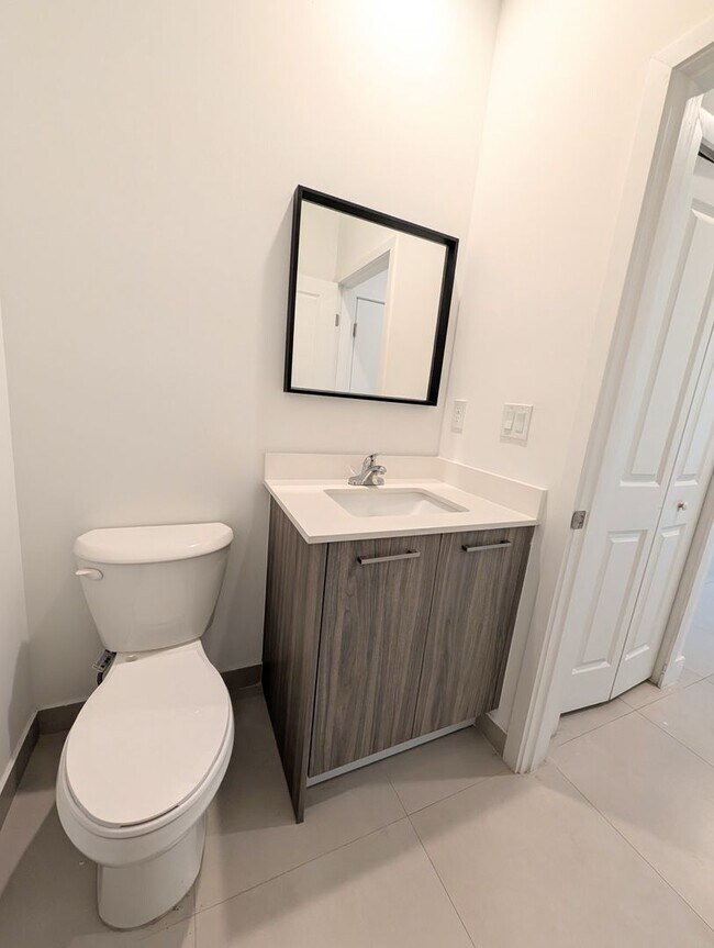 Building Photo - Spacious 3 Bedroom / 3.5 Bathroom Townhome for Rent – Miami