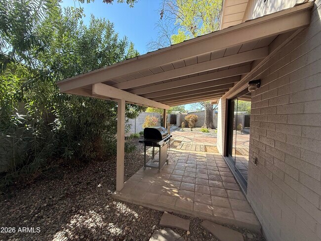 Building Photo - 2114 S La Rosa Dr