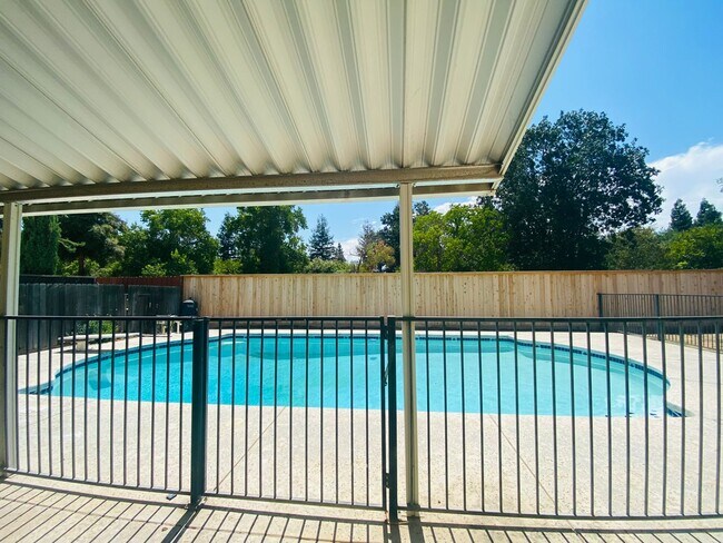 Building Photo - $2,690 Peach & Alluvial, Pool + Clovis Trail Access | W. Fallbrook Ave, Clovis