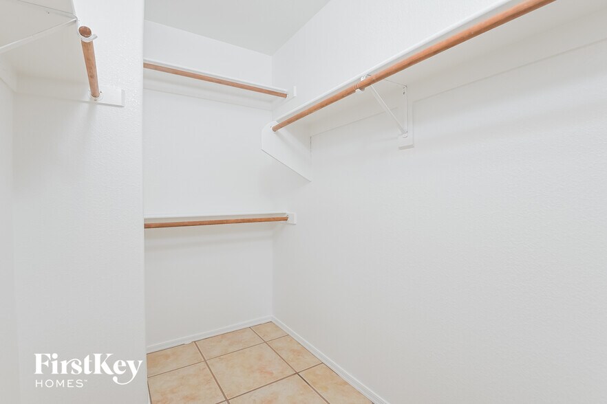 Building Photo - 3054 S Vaughn Dr