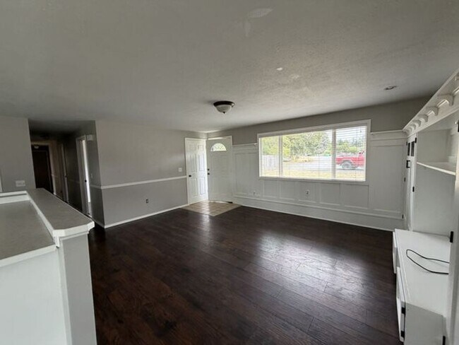 Building Photo - Spacious Rambler for Lease