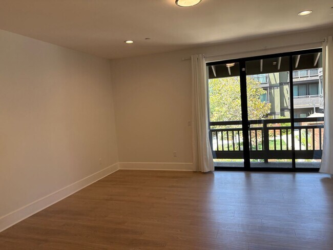 Building Photo - Luxury 3+3 Townhome in prestigious Crescen...
