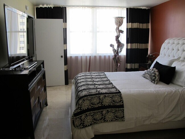 Building Photo - 3140 S Ocean Dr