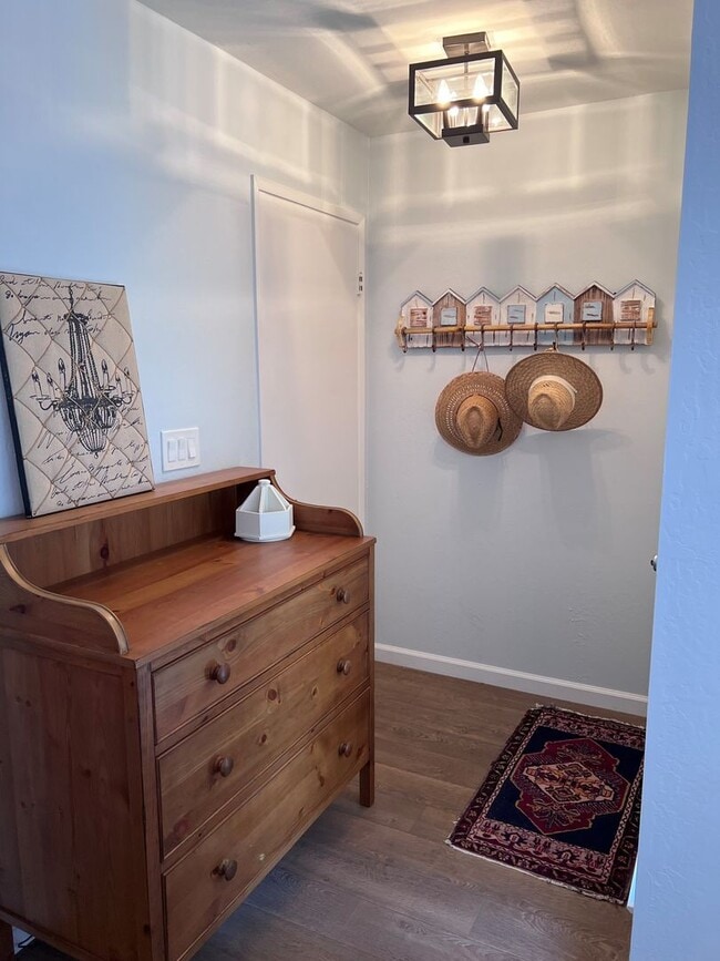 Building Photo - Fully-furnished Sleek 2-bedroom, 2-bathroo...