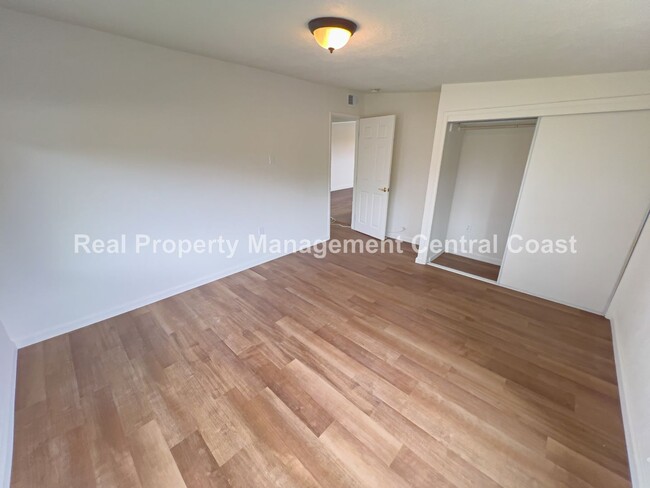 Building Photo - AVAILABLE FEBRUARY - Recently Remodeled Lo...