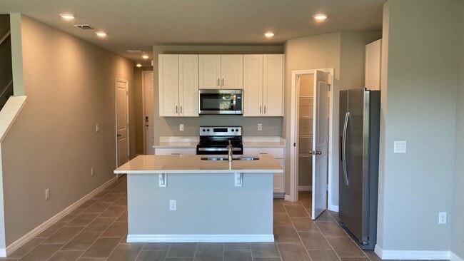 Building Photo - Like new 3 bedroom, 2.5 bathroom, 1 car ga...