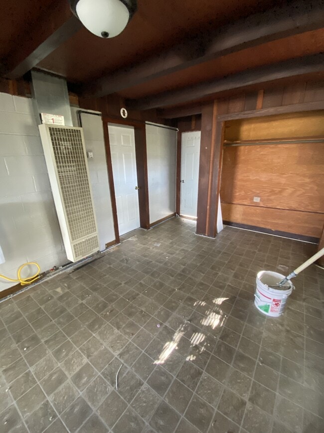 Building Photo - 619 W Poplar St