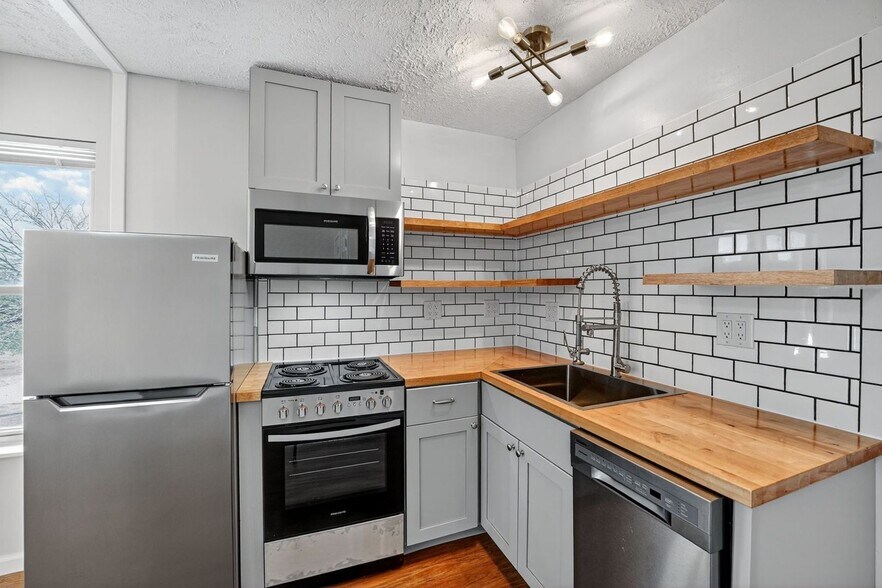 Building Photo - 16200 Round Mountain Rd