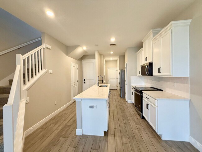 Building Photo - 5282 Neil Dr
