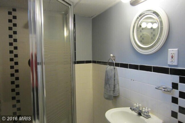 Building Photo - 906 S Highland St