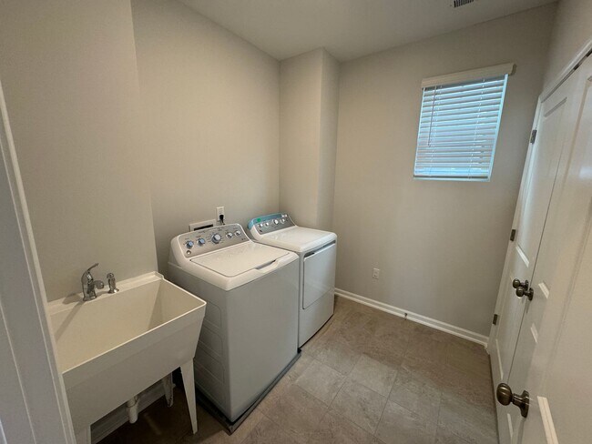 Building Photo - LIKE-NEW 4 Bed/4 Bath in N. Raleigh!