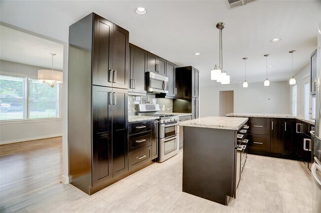 Building Photo - 1643 Crestdale Dr