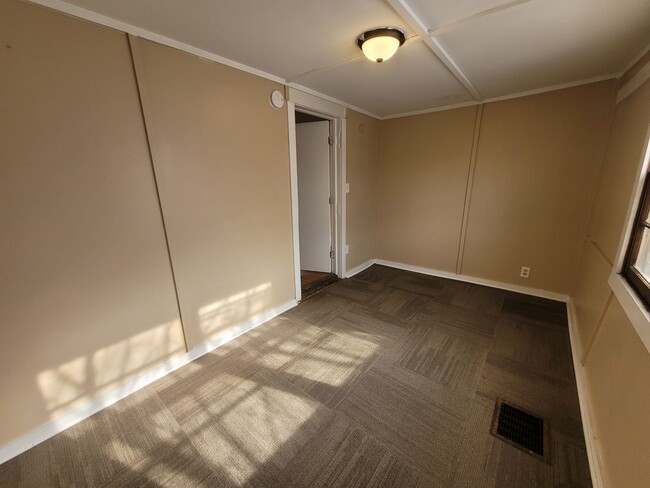 Building Photo - Two Bedroom Home with Washer/Dryer