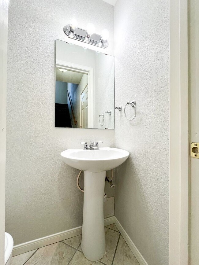 Building Photo - 2302 Wales Cir