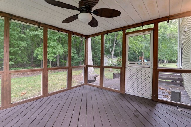 Building Photo - Beautifully Renovated Running Man Gem - Co...