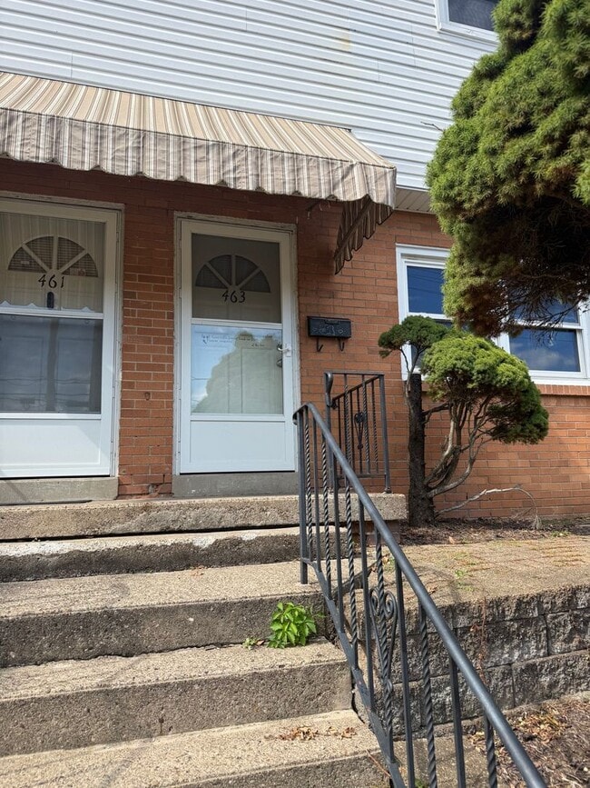 Building Photo - 2 Bedroom 1 Bathroom Apartment For Rent!