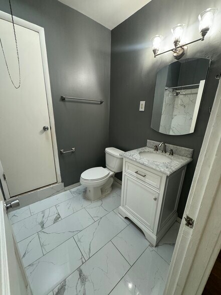 Bathroom - 1870 Conlyn St
