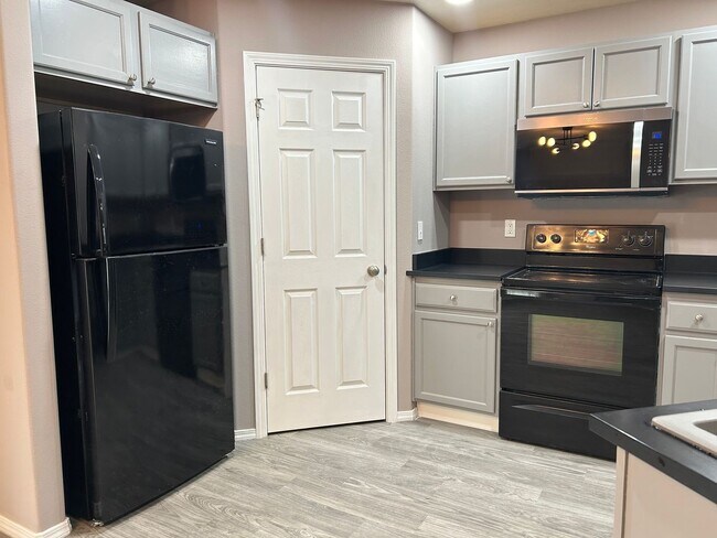 Building Photo - Modern Layout, Private Backyard, Prime Location |3 bed 2.5 bath Home in Nampa