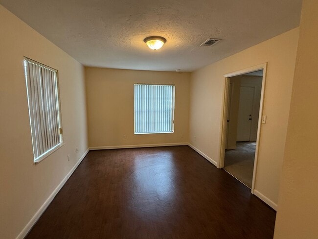 Building Photo - 4/2 Corner Lot Home with Fenced Yard
