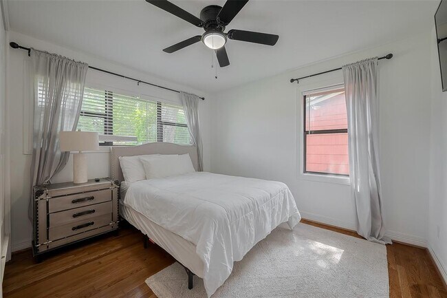 Building Photo - 8057 Ridgeview Dr